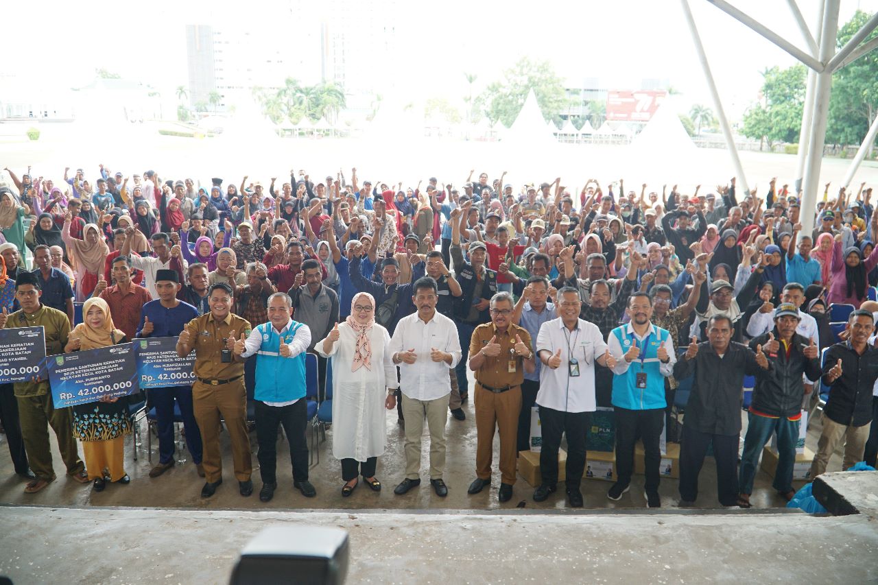 Foto Bersama Usai Pernyerahan Sembako Bersama PLN Batam