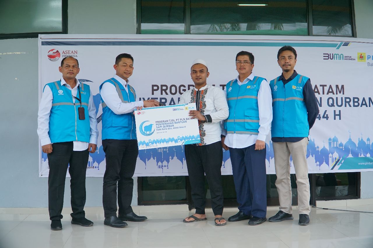 Direktur Operasional PT PLN Batam Edyansyah Meyerahkan secara simbolis 78 Ekor Hewan Kurban