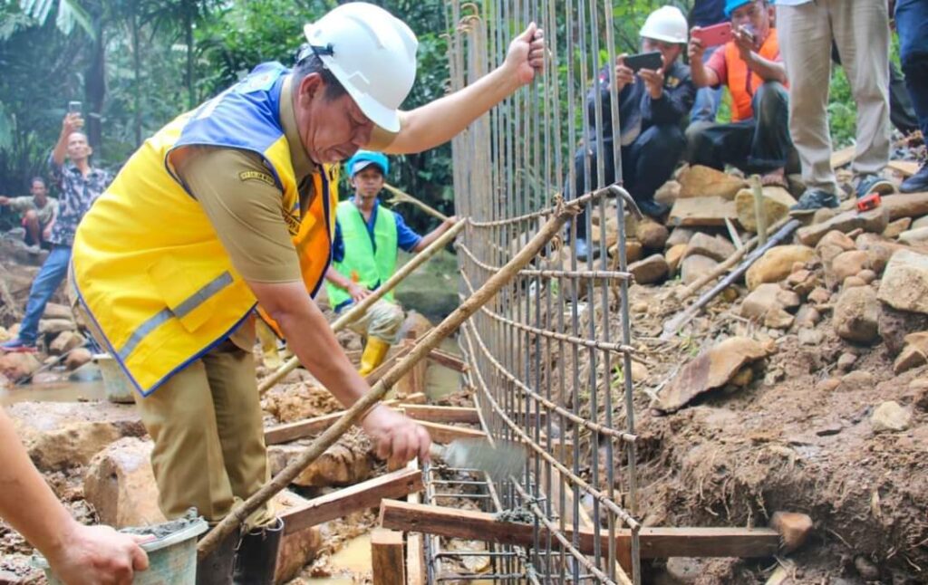 Bupati Simalungun Lakukan Peletakan Batu Pertama Pembangunan SPAM Untuk Masyarakat Dolok Maraja 