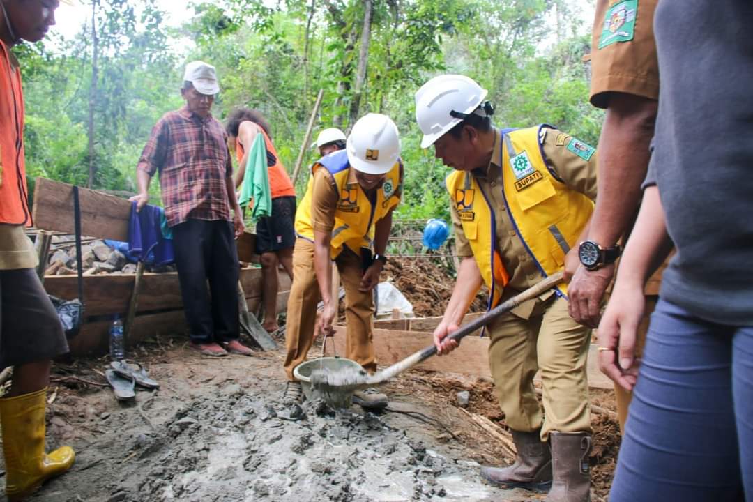 Bupati Simalungun Lakukan Peletakan Batu Pertama Pembangunan SPAM Untuk Masyarakat Dolok Maraja