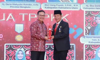 Bupati Simalungun Radiapoh Hasiholan Sinaga menerima Tanda Penghargaan Manggala Karya Kecana dari Badan Kependudukan dan Keluarga Bencana Nasional (BKKBN) RI