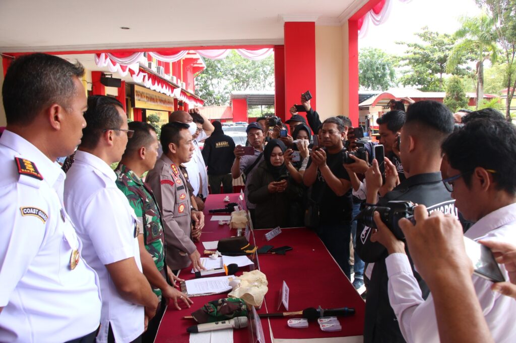 Kapolresta Barelang Kombes Pol Nugroho Tri N, SH, SIK, MH memimpin Konferensi Pers pemusnahan barang bukti narkotika jenis Sabu 23.422,5 Gram