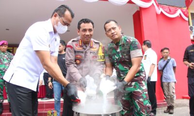 Kapolresta Barelang Kombes Pol Nugroho Tri N, SH, SIK, MH memimpin Konferensi Pers pemusnahan barang bukti narkotika jenis Sabu 23.422,5 Gram