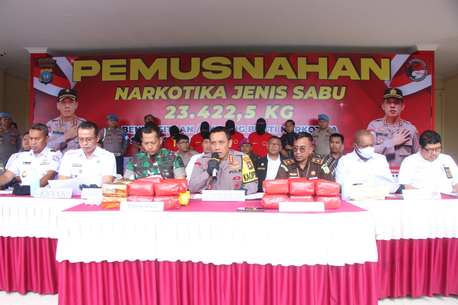 Kapolresta Barelang Kombes Pol Nugroho Tri N, SH, SIK, MH memimpin Konferensi Pers pemusnahan barang bukti narkotika jenis Sabu 23.422,5 Gram