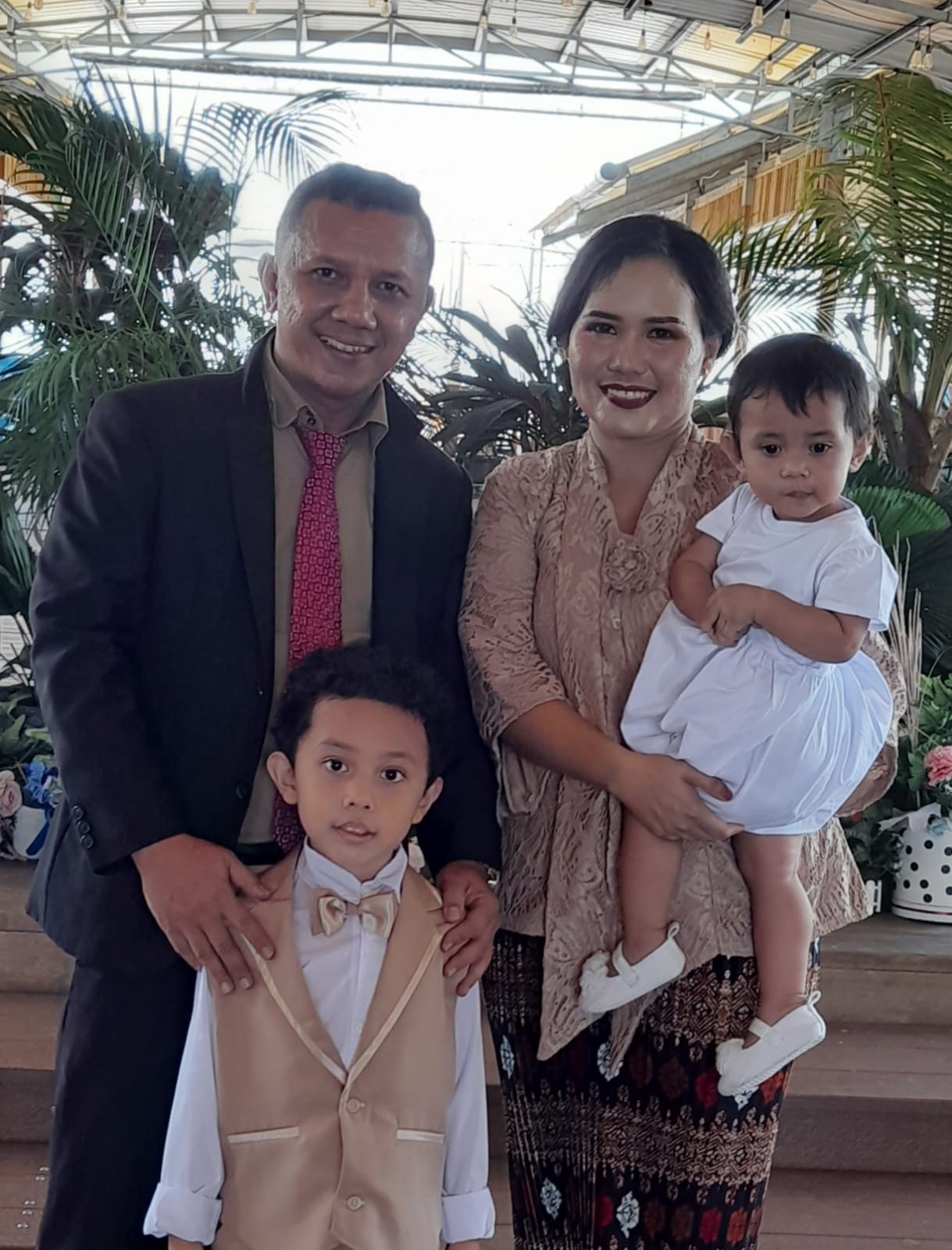 Arthur Hutapea S.H., S.E., M.M.- Caleg DPRD Batam Bersama Keluarga
