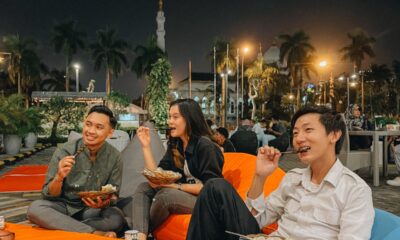Nikmati Makan Malam Angkringan Dengan Hiburan Menonton Film Lawas Serta Live Music Hingga Karaoke di Angkringan Teras Harris.