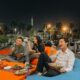 Nikmati Makan Malam Angkringan Dengan Hiburan Menonton Film Lawas Serta Live Music Hingga Karaoke di Angkringan Teras Harris.
