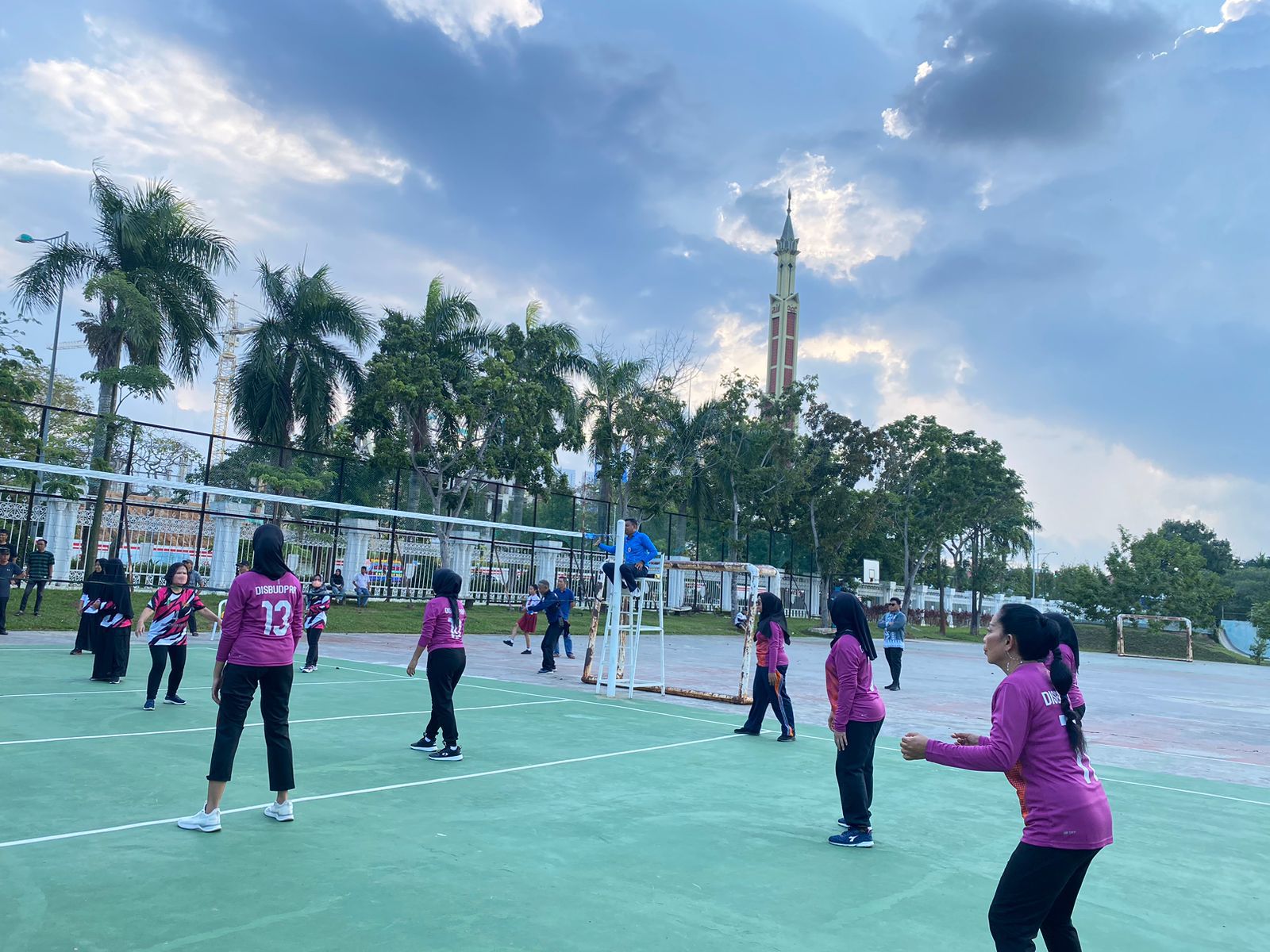 Tim Volly Putri Disbudpar tekuk Disperikanan , Juara Umum HUT Korpri 52
