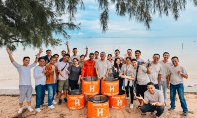 HUT ke-12, Harris Hotel Batam Center Lakukan Kegiatan Sosial CSR membersihkan pantai nongsa