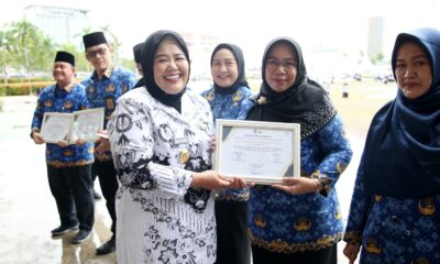 Etahnews.id | BATAM - Rumah Sakit Umum Daerah (RSUD) Embung Fatimah Kota Batam berhasil menjadi juara umum HUT Korpri Ke-52 Tingkat Kota Batam Tahun 2023 setelah berhasil memenangkan sejumlah pertandingan. Direktur RSUD Embung Fatimah Kota Batam, Raden Roro Sri Widjayanti Suryandari, menyebut ada lima pertandingan yang dimenangkan yakni juara satu tenis meja beregu, juara dua badminton beregu, juara dua tenis meja ganda putri, juara harapan satu futsal, dan juara satu Pengucapan Panca Prasetya Korpri. Penyerahan Piala Juara Umum Lomba HUT Ke-52 Korpri Kota Batam, diserahkan oleh Wakil Gubernur Kepri, Marlin Agustina didampingi oleh Sekretaris Daerah (Sekda) Kota Batam, Jefridin. Penghargaan dibagikan pada Upacara Bendera memperingati HUT Persatuan Guru Republik Indonesia (PGRI) Ke-78, Hari Kesehatan Nasional (HKN) Ke-59, dan HUT Korps Pegawai Republik Indonesia (KORPRI) Ke-52 Tingkat Kota Batam Tahun 2023, di Dataran Engku Putri, Batam Center, Rabu (29/11/2023). "Piala ini bergilir ini hasil usaha pegawai RSUD Embung Fatimah Kota Batam. Kita mendukung sekali kegiatan ini, karena dalam tubuh yang sehat terdapat jiwa yang kuat. Kemenangan ini juga dapat meningkatkan kinerja," ucapnya. Ia berharap, keberhasilan ini membuat Pegawai RSUD Embung Fatimah Kota Batam semakin kompak dan meningkatkan pelayanan. "Tahun depan, piala ini kita akan pertahankan," terangnya. Ketua Korpri Kota Batam, Yusfa Hendri mengucapkan selamat selamat kepada RSUD Embung Fatimah Kota Batam yang berhasil menjadi juara umum pada pertandingan HUT Korpri Ke-52 Tingkat Kota Batam yang digelar oleh Dewan Pengurus KORPRI Kota Batam dengan Dewan Pengurus KORPRI Unit di Lingkungan Pemerintah Kota Batam. Yusfa juga mengucapkan terima kasih kepada Anggota Korpri yang bertekad kegiatan ini terus dilaksanakan. Ia mengatakan, HUT Korpri Ke-52 Tahun Tingkat Kota Batam ini mempunyai nilai strategis bagi asn. Sebelumnya, pada tahun 2020-2021 membatasi kegiatan termasuk HUT Korpri, tahun 2023 ini HUT Korpri kegiatan berlangsung meriah. "Tahun 2023 ini HUT secara leluasa, dan menjelang tahun 2024 ini Korpri memiliki komitmen untuk menyukseskan acara lima tahunan karena itu diperlukan Korpri bersatu," ucapnya. Kegiatan HUT Korpri Ke-52 ini mempunyai dua event yakni event sport terdiri dari lomba volly, futsal, badminton, tenis meja, dan event untuk membina mental spritual terdiri dari lomba pengucapan Pembukaan UUD 1945, Pengucapan Panca Prasetya Korpri, dan paduan suara. Sekda Kota Batam, Jefridin berharap melalui peringatan ini baik ASN, Guru dan tenaga kesehatan dapat memberikan pelayanan publik yang profesional dan berkualitas. Serta mempererat persatuan dan kesatuan Negara Kesatuan Republik Indonesia, terkhusus di Kota Batam. “Mari laksanakan tugas dan fungsi sesuai ketentuan demi terwujudnya pelayanan yang baik untuk masyarakat. Dan mari kita sebagai perekat bangsa,” ucapnya. Kepada ASN Pemerintah Kota Batam Jefridin memberikan harapan tersendiri, agar dapat menjalankan tugas dan fungsi sesuai UU Nomor 20 Tahun 2023 Tentang Aparatur Sipil Negara. “Laksanakan kebijakan publik, berikan pelayanan publik yang profesional dan berkualitas, serta mempererat persatuan dan kesatuan Negara Kesatuan Republik Indonesia,” pesannya. Wakil Gubernur Kepri, Marlin Agustina dalam amanatnya menyampaikan upacara peringatan ini merupakan bentuk apresiasi atas jasa guru, tenaga kesehatan dan ASN dalam menjaga keutuhan Indonesia, Provinsi Kepulauan Riau dan Kota Batam terkhusus. “Ini adalah kesempatan memberikan penghargaan dan terima kasih kepada para pendidik yang menginsiprasi penerus bangsa untuk masa depan yang lebih baik. Juga momentum refleksi atas pentingnya tenaga kesehatan sebagai garda terdepan menghadapi transformasi kesehatan. Kepada ASN tingkatkan semangat kebersamaan dan gotongroyong serta tingkatkan kualitas pelayanan publik,” papar Marlin.(DN).