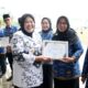 Etahnews.id | BATAM - Rumah Sakit Umum Daerah (RSUD) Embung Fatimah Kota Batam berhasil menjadi juara umum HUT Korpri Ke-52 Tingkat Kota Batam Tahun 2023 setelah berhasil memenangkan sejumlah pertandingan. Direktur RSUD Embung Fatimah Kota Batam, Raden Roro Sri Widjayanti Suryandari, menyebut ada lima pertandingan yang dimenangkan yakni juara satu tenis meja beregu, juara dua badminton beregu, juara dua tenis meja ganda putri, juara harapan satu futsal, dan juara satu Pengucapan Panca Prasetya Korpri. Penyerahan Piala Juara Umum Lomba HUT Ke-52 Korpri Kota Batam, diserahkan oleh Wakil Gubernur Kepri, Marlin Agustina didampingi oleh Sekretaris Daerah (Sekda) Kota Batam, Jefridin. Penghargaan dibagikan pada Upacara Bendera memperingati HUT Persatuan Guru Republik Indonesia (PGRI) Ke-78, Hari Kesehatan Nasional (HKN) Ke-59, dan HUT Korps Pegawai Republik Indonesia (KORPRI) Ke-52 Tingkat Kota Batam Tahun 2023, di Dataran Engku Putri, Batam Center, Rabu (29/11/2023). "Piala ini bergilir ini hasil usaha pegawai RSUD Embung Fatimah Kota Batam. Kita mendukung sekali kegiatan ini, karena dalam tubuh yang sehat terdapat jiwa yang kuat. Kemenangan ini juga dapat meningkatkan kinerja," ucapnya. Ia berharap, keberhasilan ini membuat Pegawai RSUD Embung Fatimah Kota Batam semakin kompak dan meningkatkan pelayanan. "Tahun depan, piala ini kita akan pertahankan," terangnya. Ketua Korpri Kota Batam, Yusfa Hendri mengucapkan selamat selamat kepada RSUD Embung Fatimah Kota Batam yang berhasil menjadi juara umum pada pertandingan HUT Korpri Ke-52 Tingkat Kota Batam yang digelar oleh Dewan Pengurus KORPRI Kota Batam dengan Dewan Pengurus KORPRI Unit di Lingkungan Pemerintah Kota Batam. Yusfa juga mengucapkan terima kasih kepada Anggota Korpri yang bertekad kegiatan ini terus dilaksanakan. Ia mengatakan, HUT Korpri Ke-52 Tahun Tingkat Kota Batam ini mempunyai nilai strategis bagi asn. Sebelumnya, pada tahun 2020-2021 membatasi kegiatan termasuk HUT Korpri, tahun 2023 ini HUT Korpri kegiatan berlangsung meriah. "Tahun 2023 ini HUT secara leluasa, dan menjelang tahun 2024 ini Korpri memiliki komitmen untuk menyukseskan acara lima tahunan karena itu diperlukan Korpri bersatu," ucapnya. Kegiatan HUT Korpri Ke-52 ini mempunyai dua event yakni event sport terdiri dari lomba volly, futsal, badminton, tenis meja, dan event untuk membina mental spritual terdiri dari lomba pengucapan Pembukaan UUD 1945, Pengucapan Panca Prasetya Korpri, dan paduan suara. Sekda Kota Batam, Jefridin berharap melalui peringatan ini baik ASN, Guru dan tenaga kesehatan dapat memberikan pelayanan publik yang profesional dan berkualitas. Serta mempererat persatuan dan kesatuan Negara Kesatuan Republik Indonesia, terkhusus di Kota Batam. “Mari laksanakan tugas dan fungsi sesuai ketentuan demi terwujudnya pelayanan yang baik untuk masyarakat. Dan mari kita sebagai perekat bangsa,” ucapnya. Kepada ASN Pemerintah Kota Batam Jefridin memberikan harapan tersendiri, agar dapat menjalankan tugas dan fungsi sesuai UU Nomor 20 Tahun 2023 Tentang Aparatur Sipil Negara. “Laksanakan kebijakan publik, berikan pelayanan publik yang profesional dan berkualitas, serta mempererat persatuan dan kesatuan Negara Kesatuan Republik Indonesia,” pesannya. Wakil Gubernur Kepri, Marlin Agustina dalam amanatnya menyampaikan upacara peringatan ini merupakan bentuk apresiasi atas jasa guru, tenaga kesehatan dan ASN dalam menjaga keutuhan Indonesia, Provinsi Kepulauan Riau dan Kota Batam terkhusus. “Ini adalah kesempatan memberikan penghargaan dan terima kasih kepada para pendidik yang menginsiprasi penerus bangsa untuk masa depan yang lebih baik. Juga momentum refleksi atas pentingnya tenaga kesehatan sebagai garda terdepan menghadapi transformasi kesehatan. Kepada ASN tingkatkan semangat kebersamaan dan gotongroyong serta tingkatkan kualitas pelayanan publik,” papar Marlin.(DN).