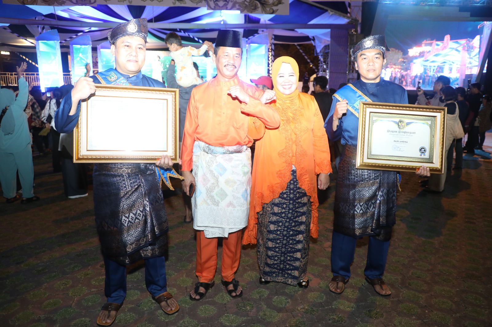 Anugrah Batam Madani bidang Film Sampena HJB ke-194. Walikota Batam berikan Fajri dan Moko Milenial Batam