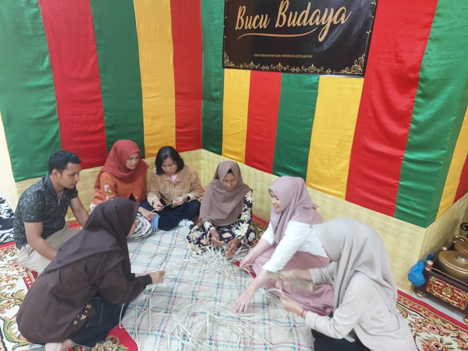 Pemajuan Budaya Pengetahuan Tradisional, Pegawai Disbudpar Latihan Membuat Topong atau Bakul