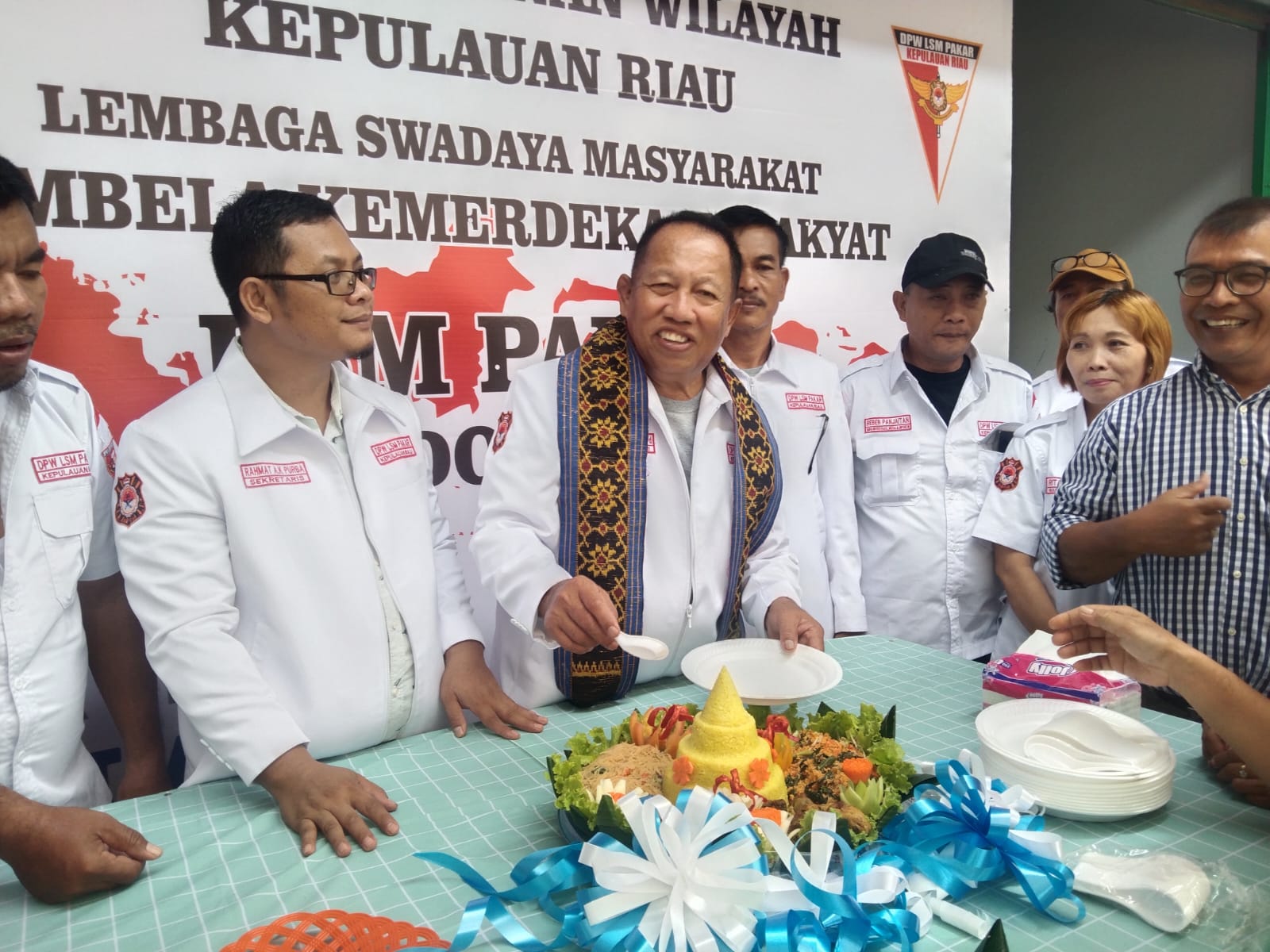 Ketua LSM PAKAR DPW KEPRULAUAN RIAU, Drs.M.Simanungkalit, S.Pd Melakukan Pemotongan Tumpeng.