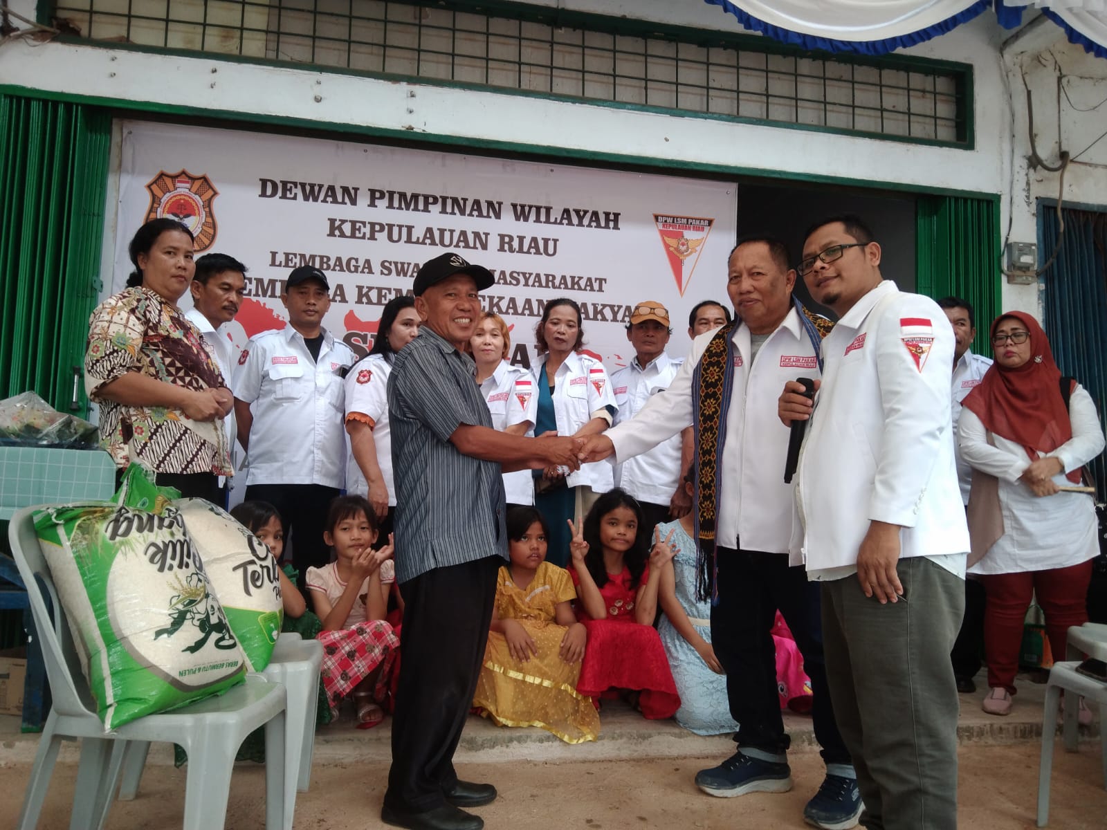 LSM PAKAR DPW KEPULAUAN RAU BERIKAN BANTUAN SEMBAKO