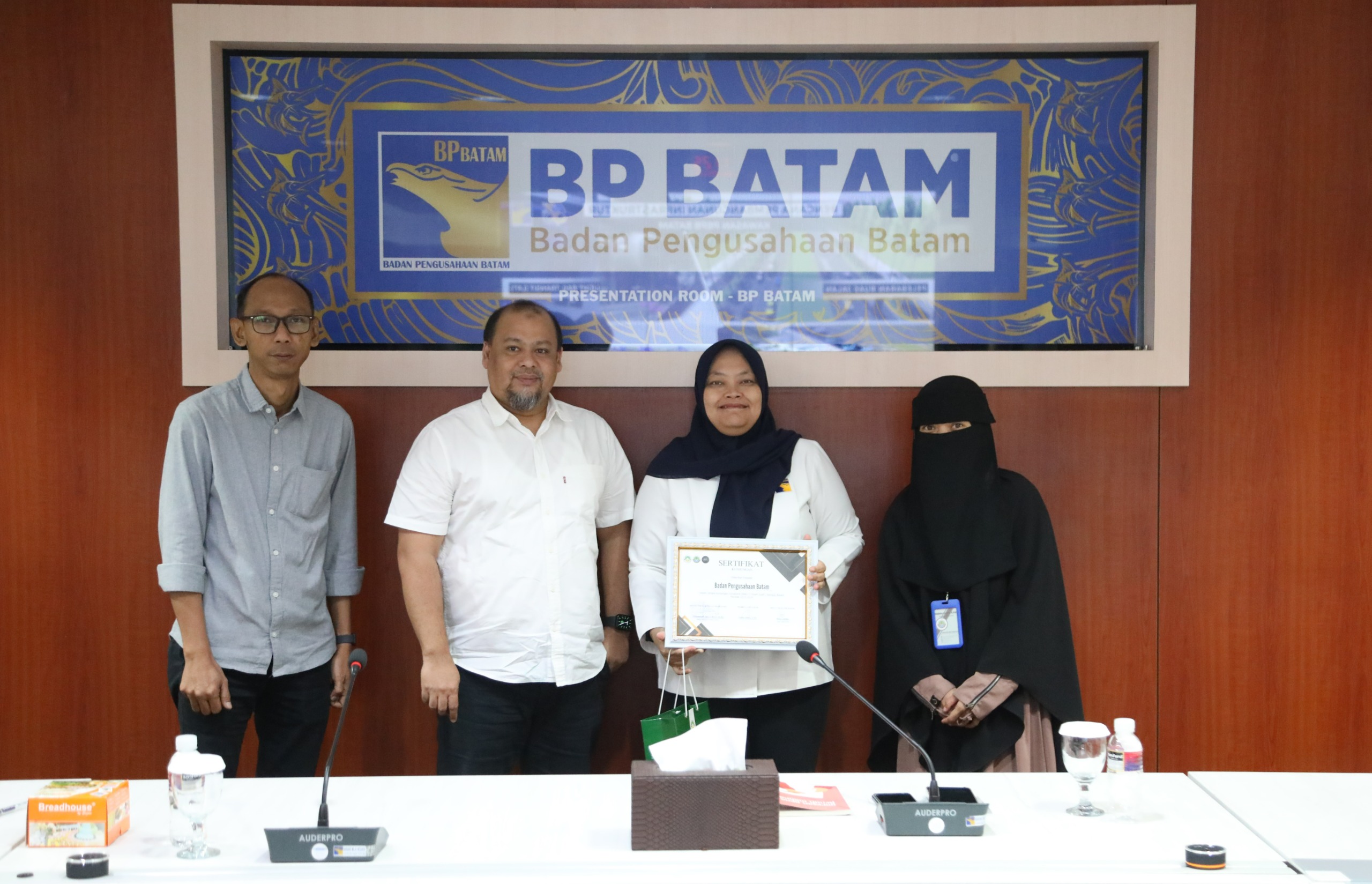 Perdalam Ilmu Kehumasan, Tim Ekskul Jurnalistik SMA IT Imam Syafi'i Sambangi BP Batam