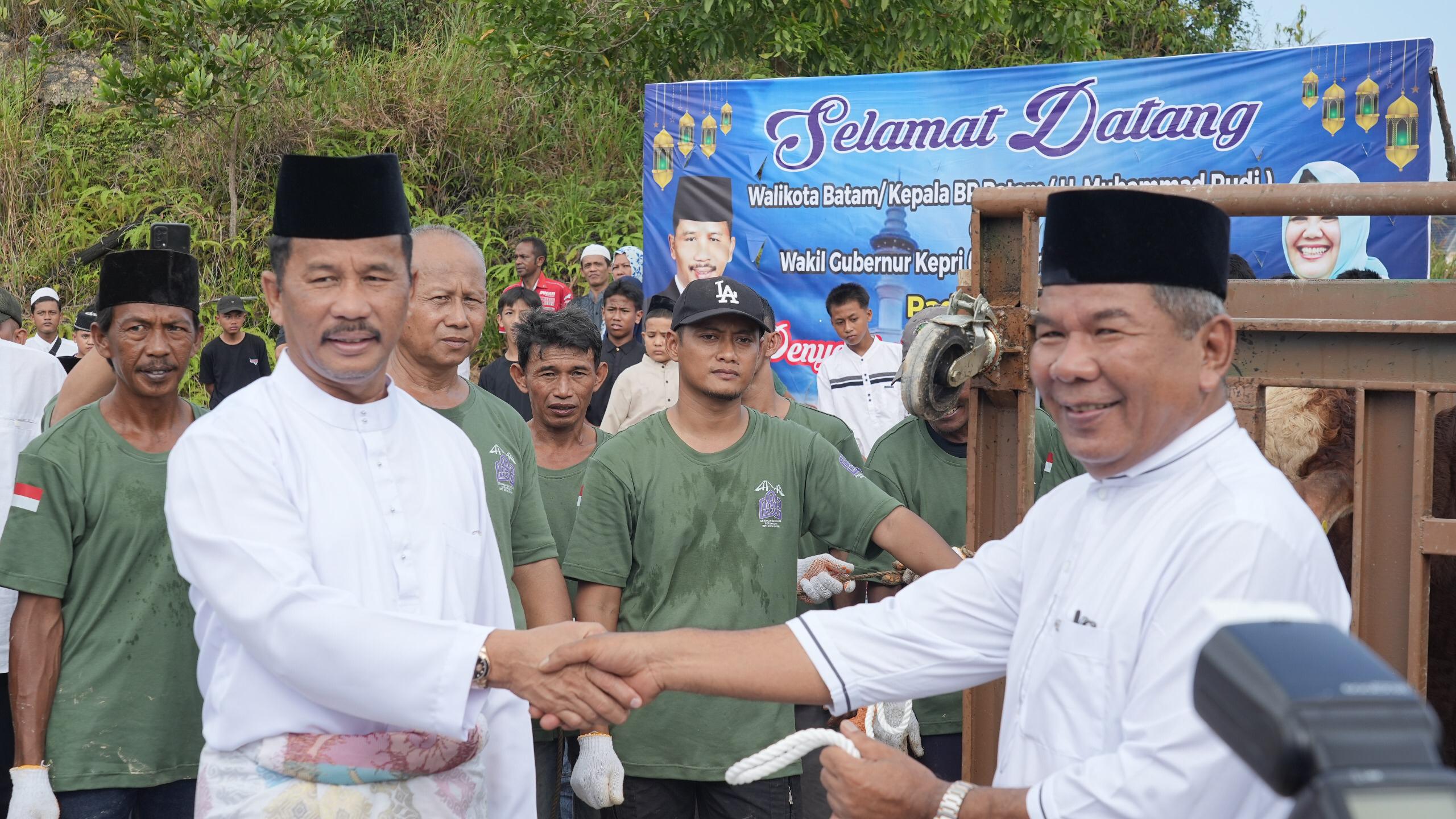 Kepala BP Batam dan Ketua Umum PIKORI BP Batam Serahkan 6 Sapi Super di Masjid Sultan Mahmud Riayat Syah