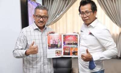 Sekda Batam Jefridin Terima Kenang - Kenangan Majalah The Leader Indonesia Sebagai Pemimpin Inspiratif 2024