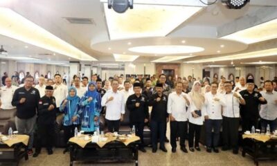 Sinergi Polda Kepri dan Pemko Batam Tanam Jagung Serentak Dukung Swasembada Pangan Nasional 2025 Diskominfo Batam - Dalam upaya memperkuat ketahanan pangan nasional, Wali Kota Batam, Amsakar Achmad, menghadiri kegiatan Penanaman Jagung Serentak Kuartal IV Tahun 2025 di Kampung Cate, RT 005 RW 001, Kelurahan Rempang Cate, Kecamatan Galang, Rabu (8/10/2025). Kegiatan ini merupakan bagian dari program nasional yang digagas Presiden Republik Indonesia untuk mewujudkan swasembada pangan tahun 2025. Amsakar Achmad menyampaikan bahwa kegiatan penanaman jagung serentak ini menjadi bentuk nyata sinergi antara pemerintah daerah dan Polri dalam mendukung visi nasional di bidang ketahanan pangan. Ia menegaskan bahwa kerja sama lintas sektor sangat penting untuk memastikan setiap daerah mampu berkontribusi terhadap kemandirian pangan nasional. “Tidak ada sedikit pun alasan untuk tidak mensukseskan program ini. Ketahanan pangan bukan hanya urusan pertanian, tetapi juga menyangkut stabilitas ekonomi dan kesejahteraan masyarakat,” ujar Amsakar menekankan bahwa hasil dari program ini akan membantu menekan inflasi, khususnya pada sektor pangan yang kerap menjadi penyumbang utama kenaikan harga. “Jika produksi dalam negeri mampu mencukupi kebutuhan masyarakat, maka ketergantungan impor bisa ditekan. Dengan begitu, harga pangan akan lebih stabil, daya beli masyarakat terjaga, dan kesejahteraan petani pun meningkat,” ungkap Amsakar menambahkan. Amsakar menambahkan, keberhasilan program ini tidak hanya akan dirasakan oleh petani, tetapi juga oleh masyarakat luas melalui terciptanya harga pangan yang stabil. “Inilah bentuk gotong royong nyata antara pemerintah, aparat, dan masyarakat demi masa depan pangan bangsa,” ujarnya. Sebagai bentuk simbolis dimulainya program tersebut, Wali Kota Batam bersama Kapolda Kepri melakukan penanaman jagung perdana di lahan pertanian seluas 8 hektar. Keduanya turut didampingi para pejabat Forkopimda dan masyarakat setempat yang bersemangat ikut menanam. Suasana penuh kebersamaan terlihat saat seluruh peserta secara serentak menanam bibit jagung di lahan yang telah disiapkan. Kapolda Kepri, Irjen Pol Asep Safruddin, menegaskan bahwa pihaknya mendukung penuh program ketahanan pangan nasional, dan akan terus berperan aktif dalam mendukung kesejahteraan masyarakat melalui sektor pertanian. “Kami dari jajaran kepolisian akan terus mendukung program pangan nasional ini. Ketahanan pangan adalah bagian dari ketahanan nasional. Jika pangan kuat, maka bangsa pun kuat,” ujar Irjen Asep. Momentum tersebut menjadi simbol komitmen bersama untuk terus memperkuat fondasi swasembada pangan dan menjaga stabilitas ekonomi daerah menuju Indonesia yang mandiri dan berdaulat dalam sektor pangan.