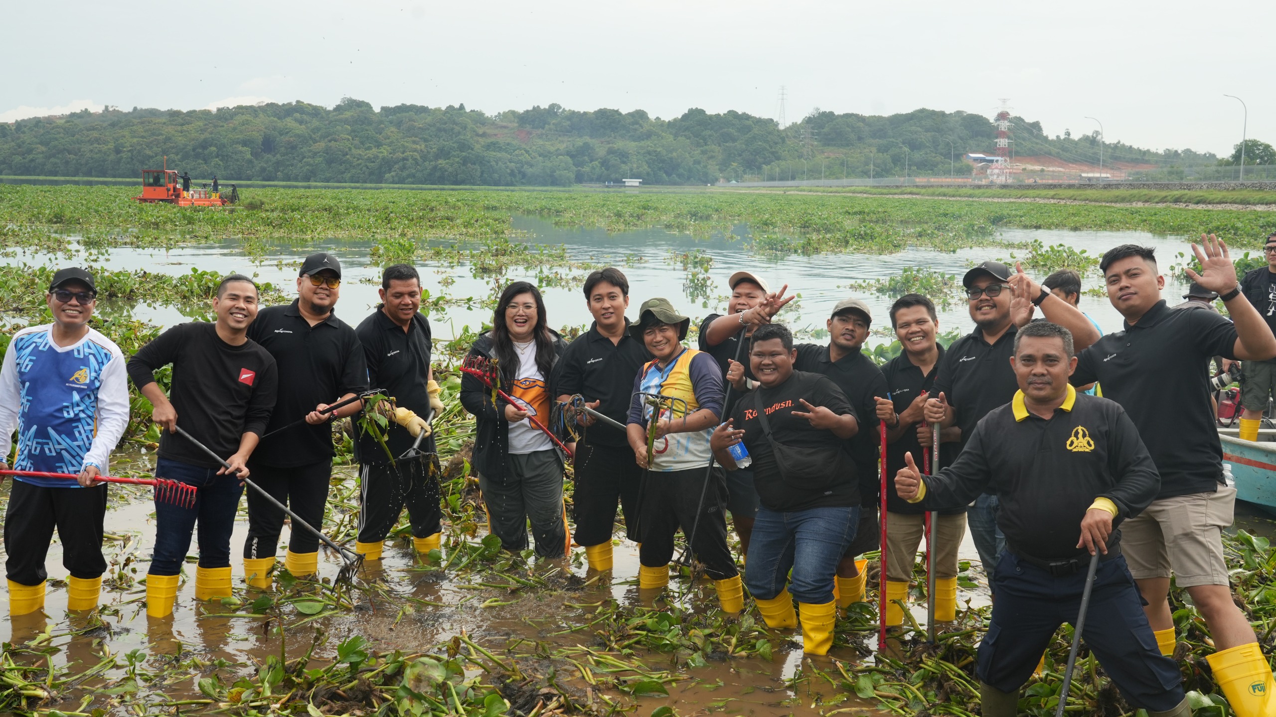 Jaga Kualitas Air, BP Batam bersama Masyarakat Gotong Royong Bersihkan Waduk