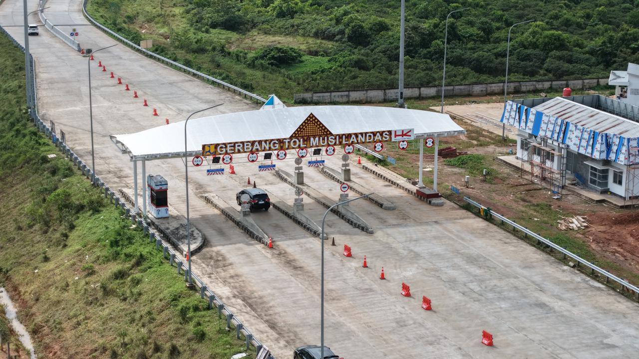 Pemasangan Girder Interchange Lubuk Alung, Tol Padang–Sicincin Terapkan Rekayasa Lalu Lintas di KM 18+998