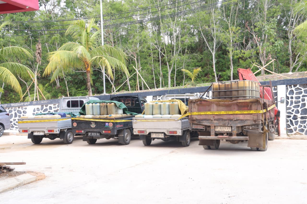 Polisi Ungkap Penyalahgunaan BBM Subsidi di Batam, Tiga Tersangka Diamankan