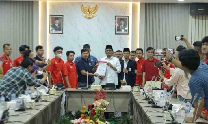 Ketua DPRD Batam Terima Aspirasi Mahasiswa, Siap Perjuangkan Tuntutan ke Pemerintah Pusat